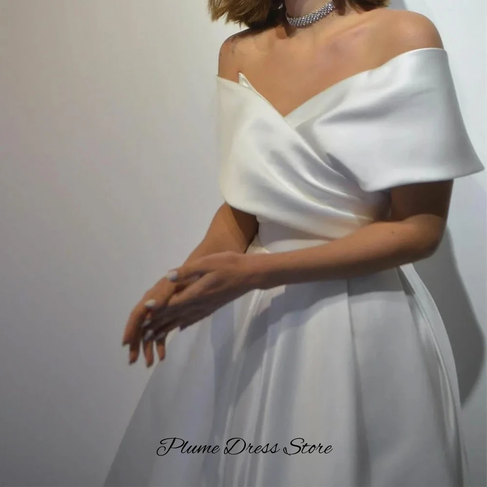 ชุดแต่งงานแบบเรียบง่ายสไตล์คลาสสิกทรงเอไลน์ผ้าซาตินแบบสั่งตัดพิเศษ พร้อมดีไซน์เปิดไหล่ คอวีหรูหรา จับจีบระบายสวยงาม