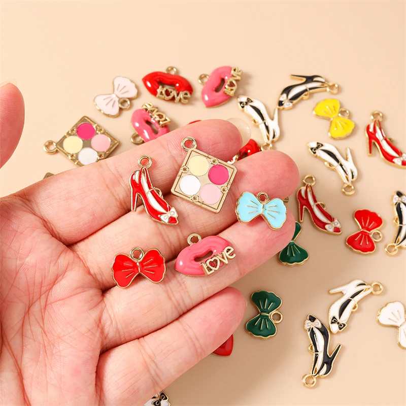 10 Stück niedliche Emaille-Anhänger mit roten Lippen und Schleifenmotiven für die Herstellung von Anhängern, Halsketten, Ohrringen, Armbändern, DIY-Bastelarbeiten und Schmuckzubehör. – Detail 2