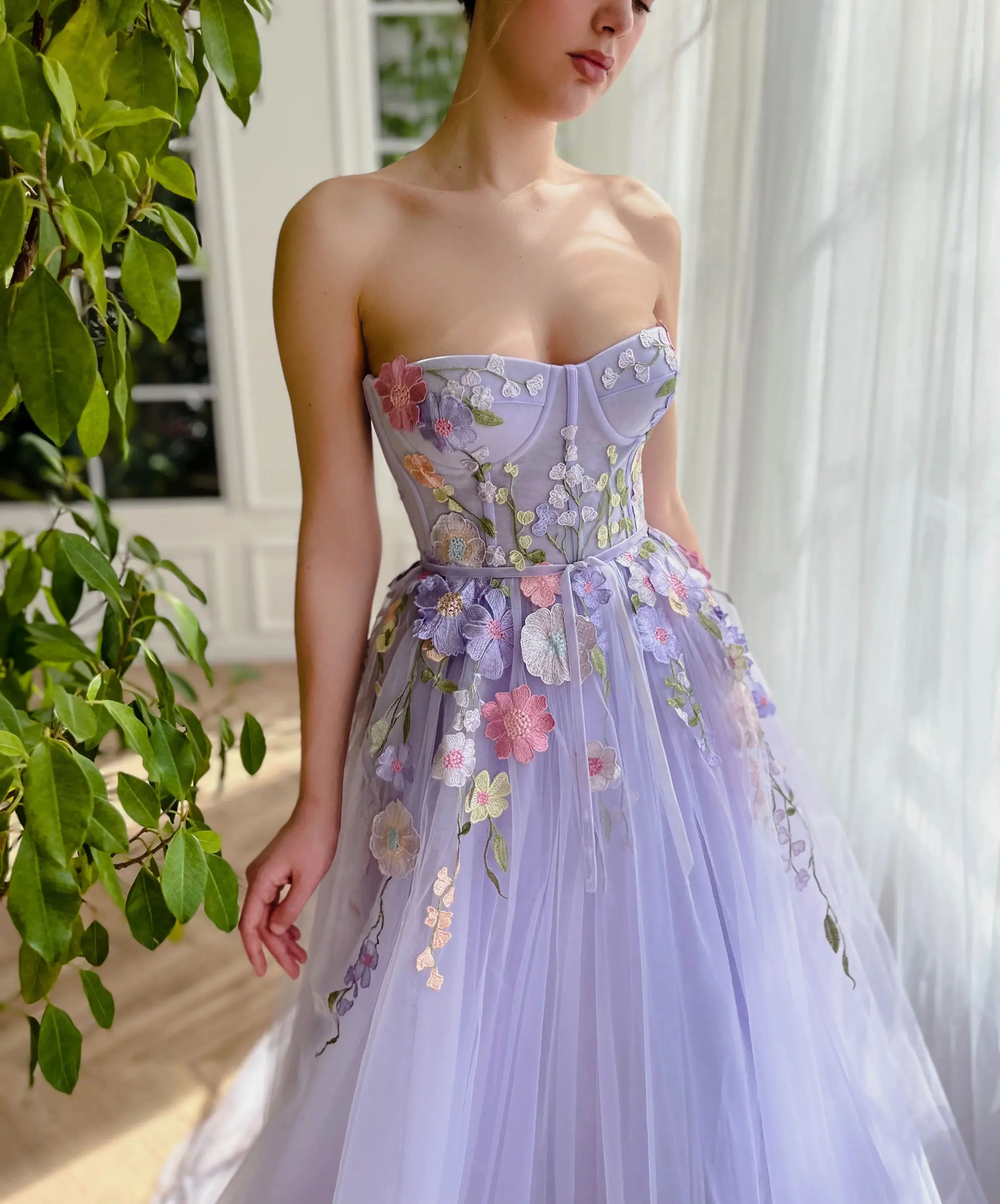 Women Long Lavender Prom Dress Sweetheart 3D Embroidered Lace Floor Length Strapless A Line Formal Evening Princess Party Dress