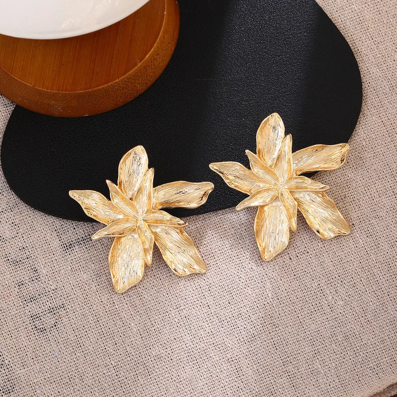 

New Heavy Industry Metal Light Luxury Three-dimensional Five Petal Flower Earrings For Women Geometric Pentagram Alloy Earrings