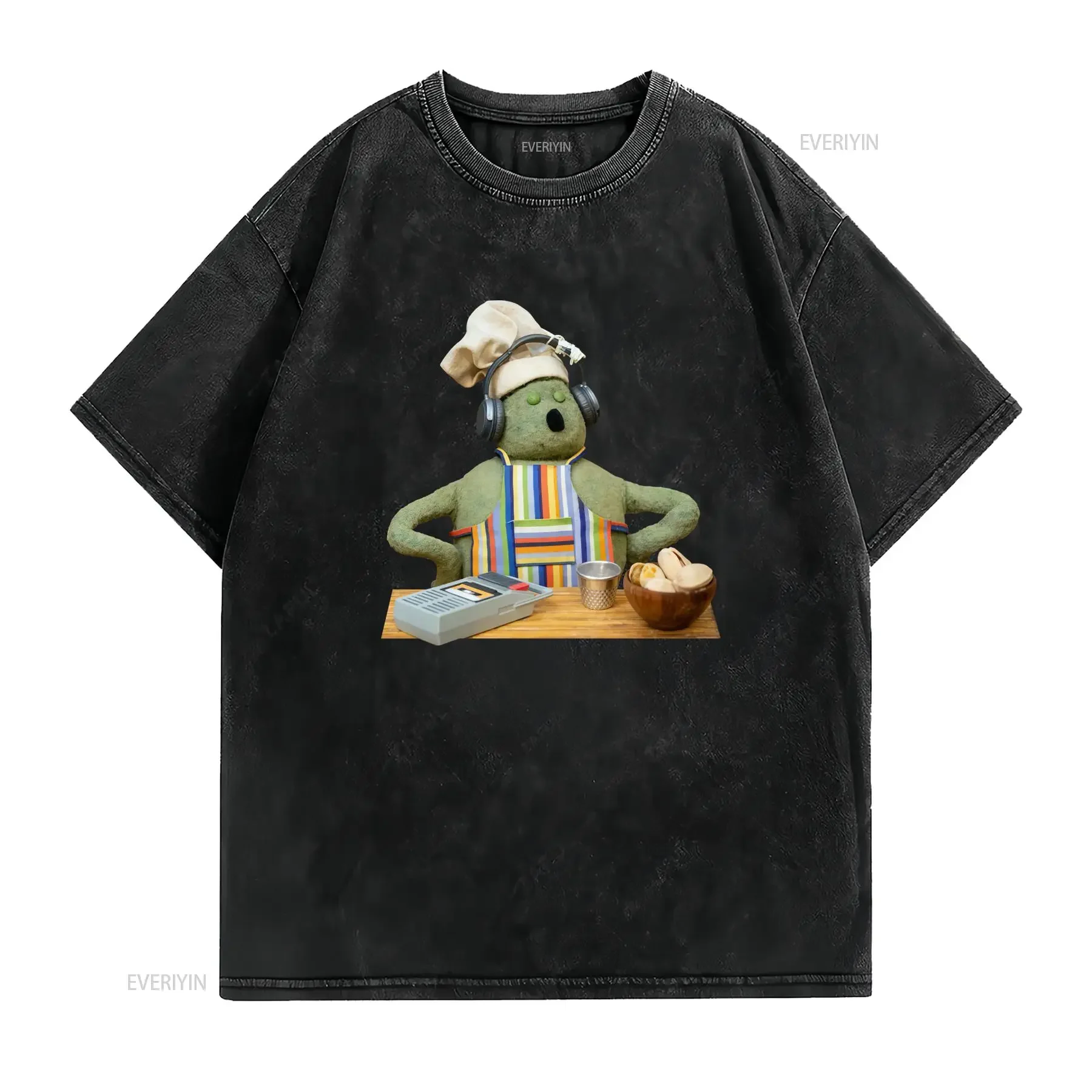 Camiseta Tiny Chef Meme Blanca Casual Cuello Redondo Tema Humorístico de Cocina con Estampado Sombrero y Auriculares vintage
