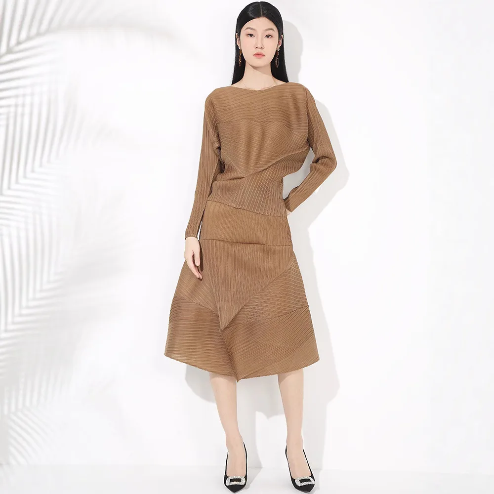 

Miyake style pleated skirt suit father 2025 summer new casual round neck sleeve top + irregular skirt solid color two-piece set