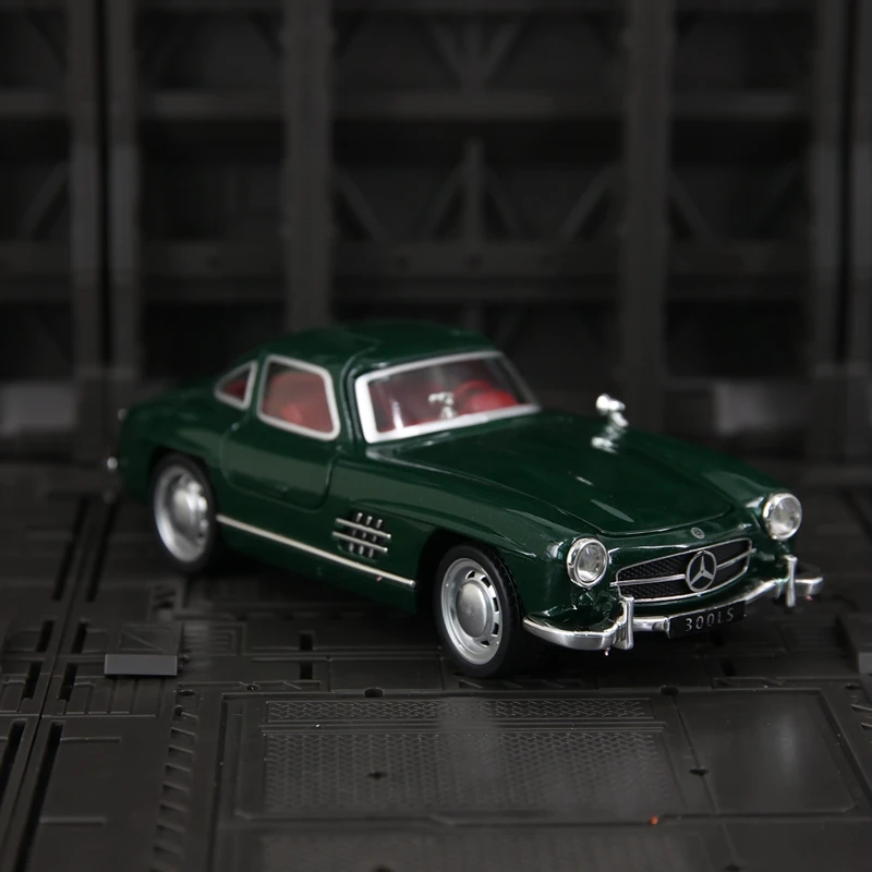 

Модель классического ностальгического автомобиля Mercedes-Benz 300SL в масштабе 1:32 с открывающимися дверями, передним капотом и крышкой багажника.