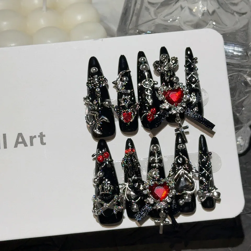 Uñas postizas hechas a mano Menhera Y2K negras y rojas con cruces, arañas, corazones y diamantes 4