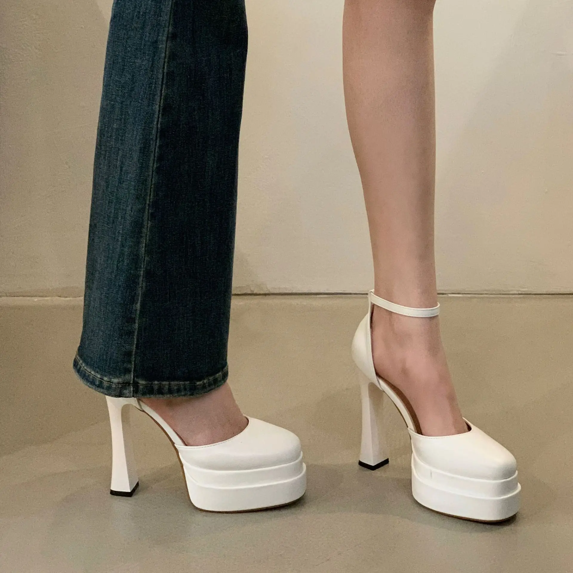 여성 샌들 2025 새로운 스타일 원 스트랩 사이드 컷 아웃 두꺼운 플랫폼 하이힐 12cm Biege 대형 사이즈 42 여름 신발