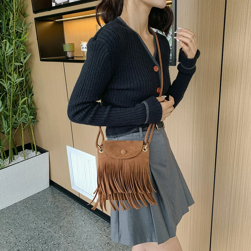 Trendige Leder-Umhängetasche mit Quaste, einfarbig, für Damen, Messenger-Tasche mit Fransen-Design und verstellbarem Riemen, Alltags-Umhängetasche – Detail 16