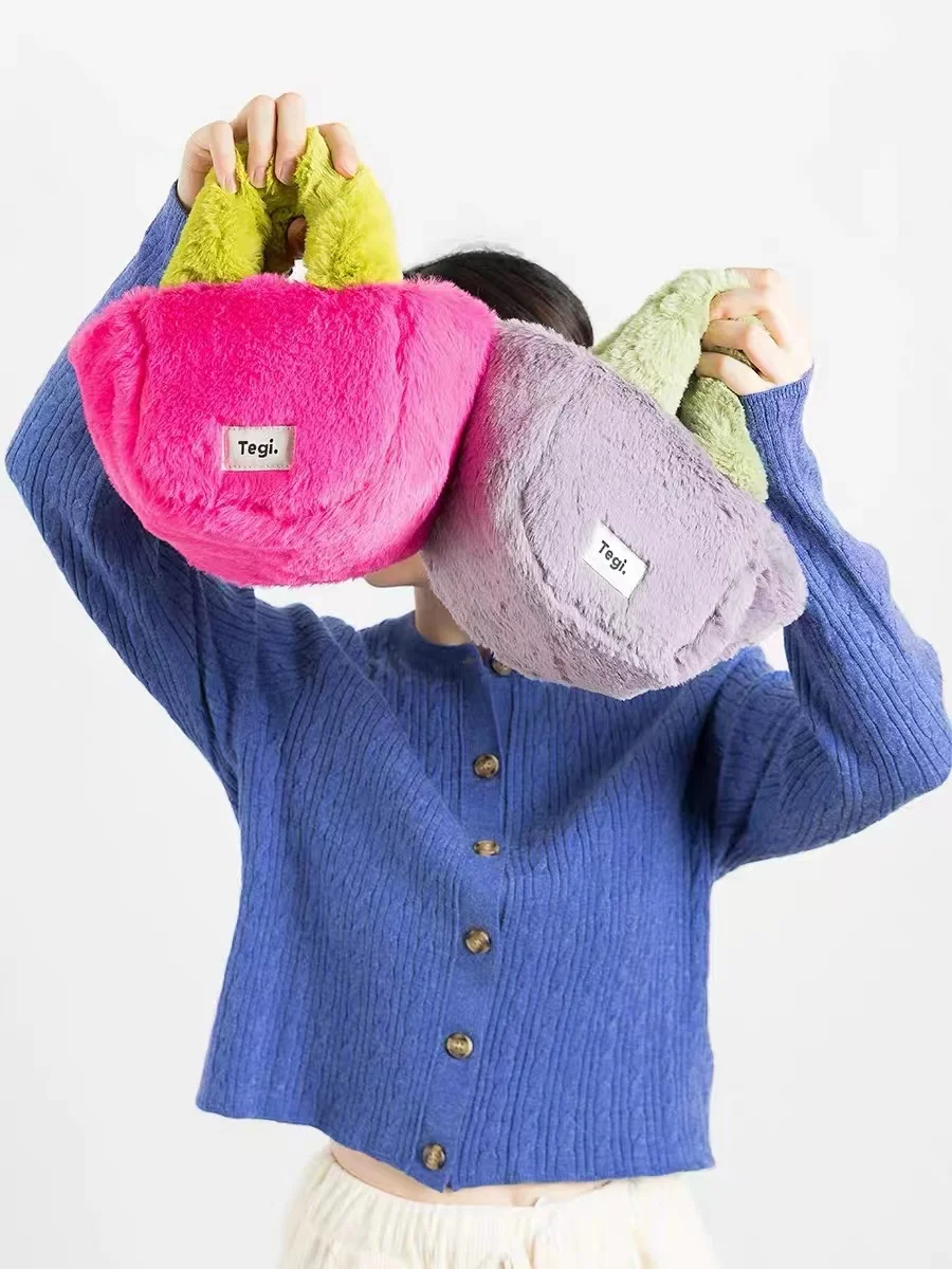 女性のためのキャンディーカラーの小さなぬいぐるみのハンドバッグ,模造毛皮の女性のハンドバッグ,ハンドル付きのファッショナブルな冬のバッグ