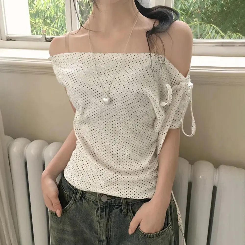 Doce bolinhas estampas camisetas moda feminina design bonito de um ombro verão topos casual coreano senhora do escritório comute magro t