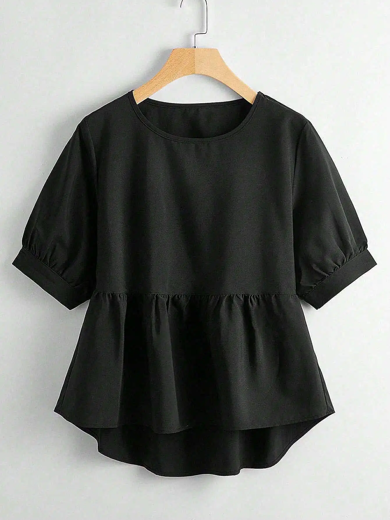 

Однотонная блузка-бэбидолл с рюшами и пеплумом