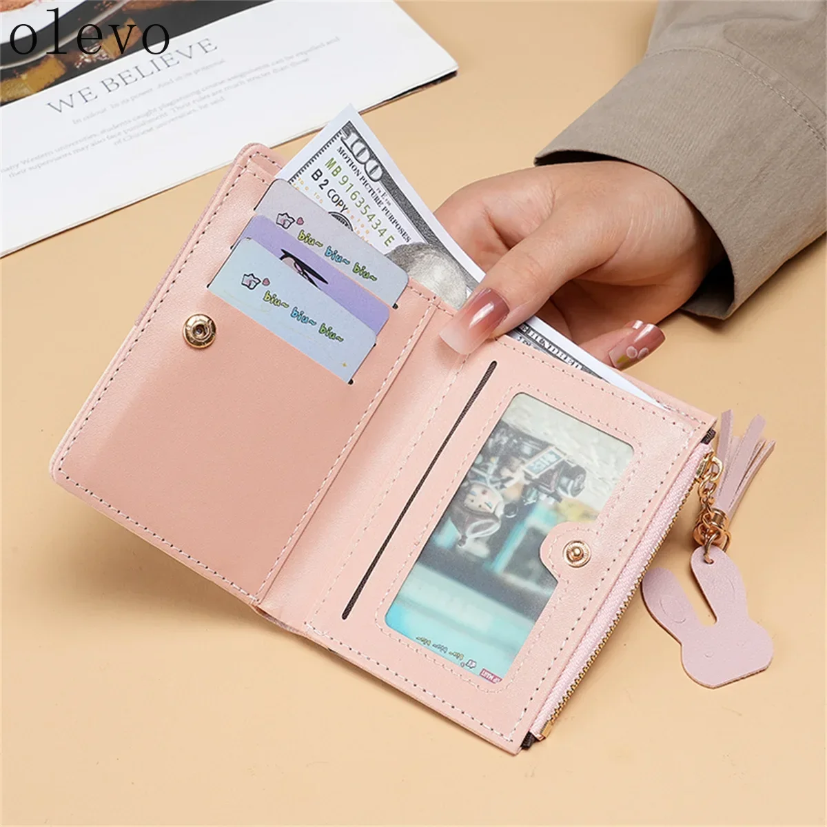 Modische High-End-Kurzbrieftasche für Damen mit gespleißtem Band und Quastenanhänger, multifunktionale Karten-Geldbörse für den täglichen Gebrauch