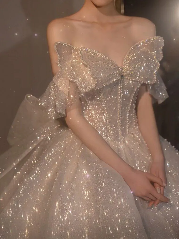 

A new light luxury one-shoulder main fabric with large tail and heavy style for dresses