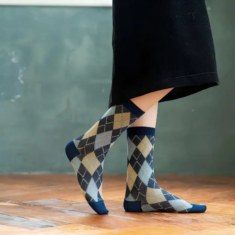 Retro-Socken mit Diamantmuster, die bis zur Mitte der Wade reichen, 5er-Pack, im britischen Stil mit farblich abgesetzten Mustern, strukturierte vertikale Streifen, geeignet für trendige Outfits, zum Tragen im Alltag oder als Geschenk für die Feiertage. – Detail 14