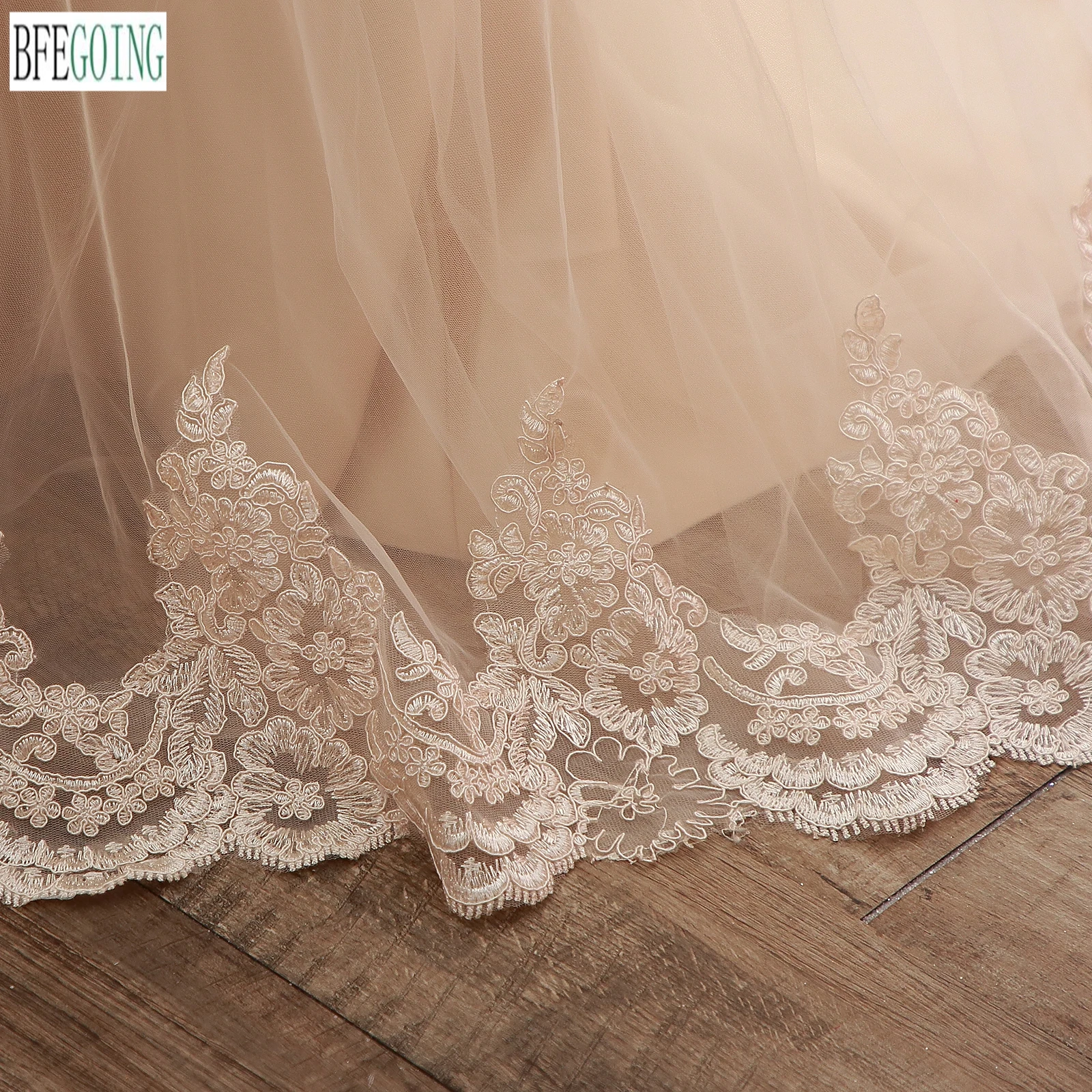 Appliques di pizzo Champagne Tulle maniche lunghe a-line abiti da sposa cappella treno abiti da sposa con scollo a v su misura