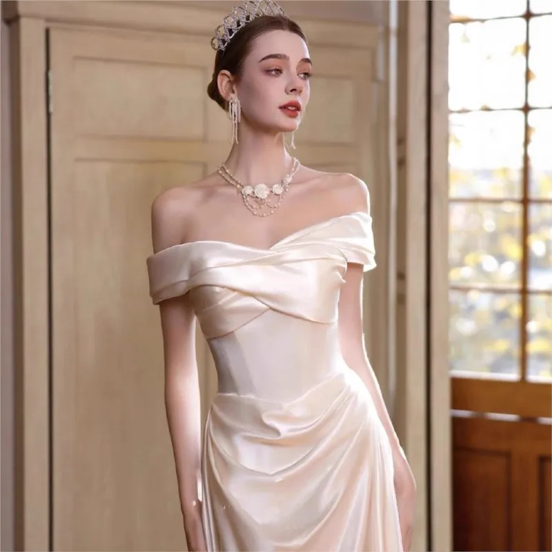 فستان ساتان أبيض خفيف وبسيط بكتف واحد