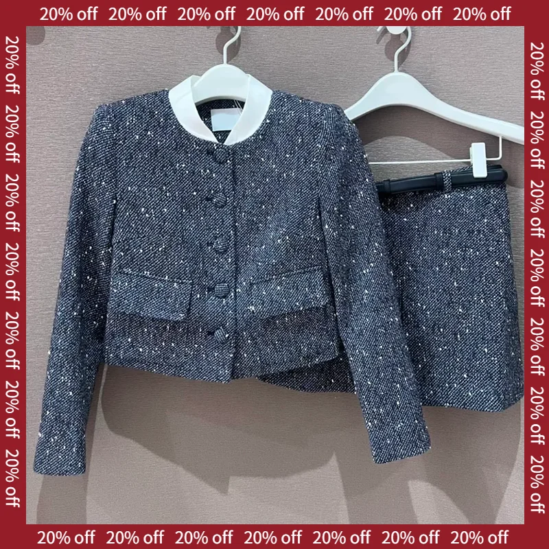 

Зимний элегантный комплект: блузка с коротким рукавом и воротником, с узором снежинок и разноцветными вставками, и юбка с высокой талией. Модный ансамбль.