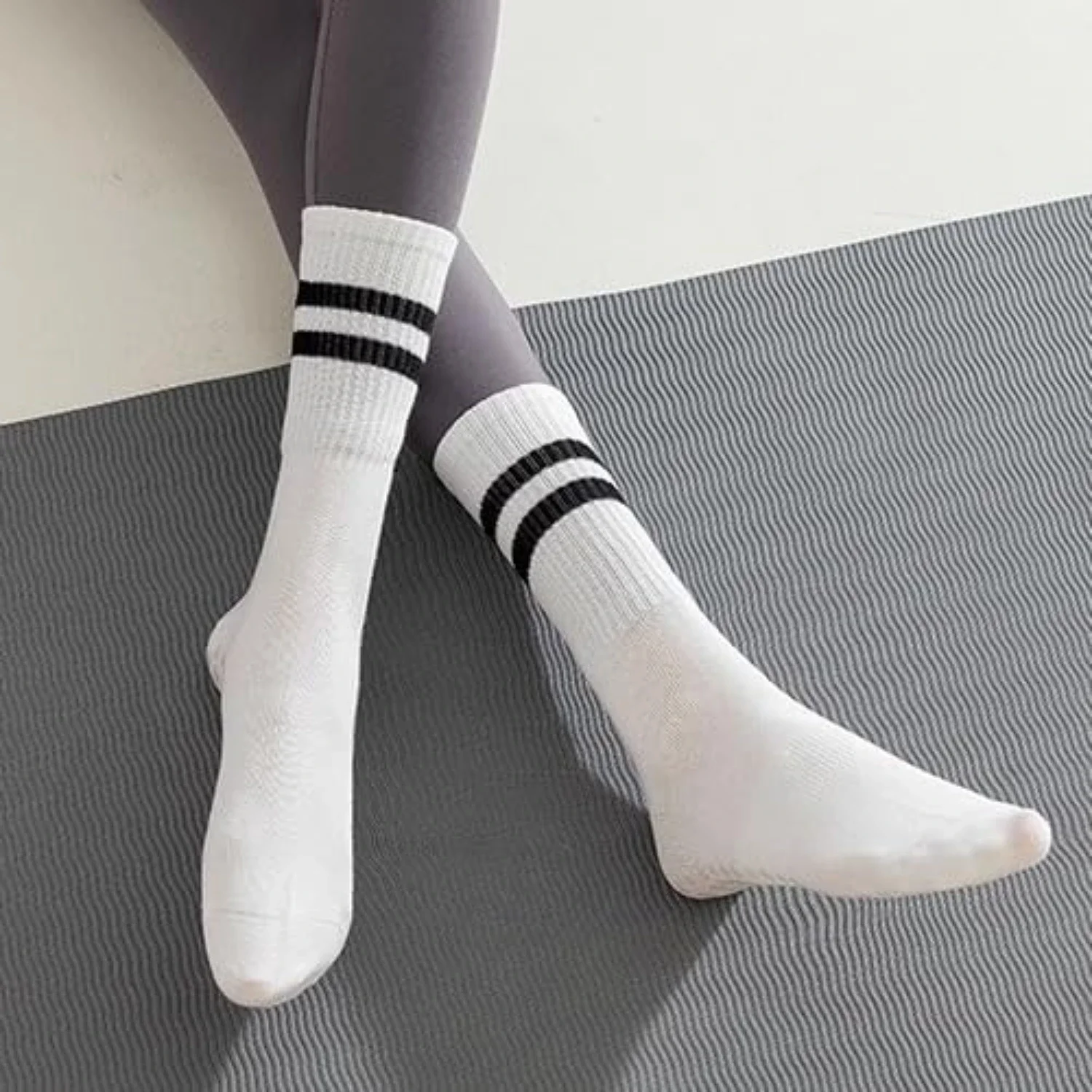 مجموعة عالية الجودة وأنيقة ومريحة مكونة من 3 جوارب بيلاتيس نسائية غير قابلة للانزلاق مع مقابض - مثالية لصالة الألعاب الرياضية والبار واليوجا والبي #5