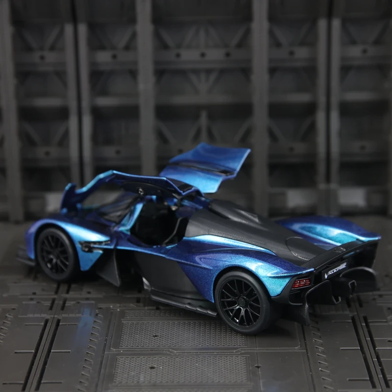 

Модель автомобиля Aston Martin Valkyrie из сплава, масштаб 1:23, с открывающимися дверями, богатой детализацией, тонкой отделкой и хорошим качеством.