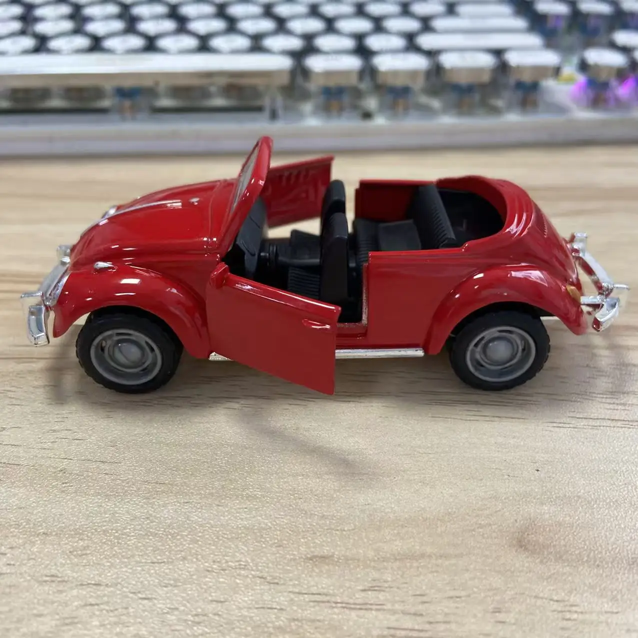 1 Stück, im Beutel verpacktes, klassisches, im Vintage-Stil gehaltenes, aus Zinklegierung gefertigtes Automodell, Retro-Roadster, mit Rückziehfunktion, aufklappbare Seitentüren. – Detail 25