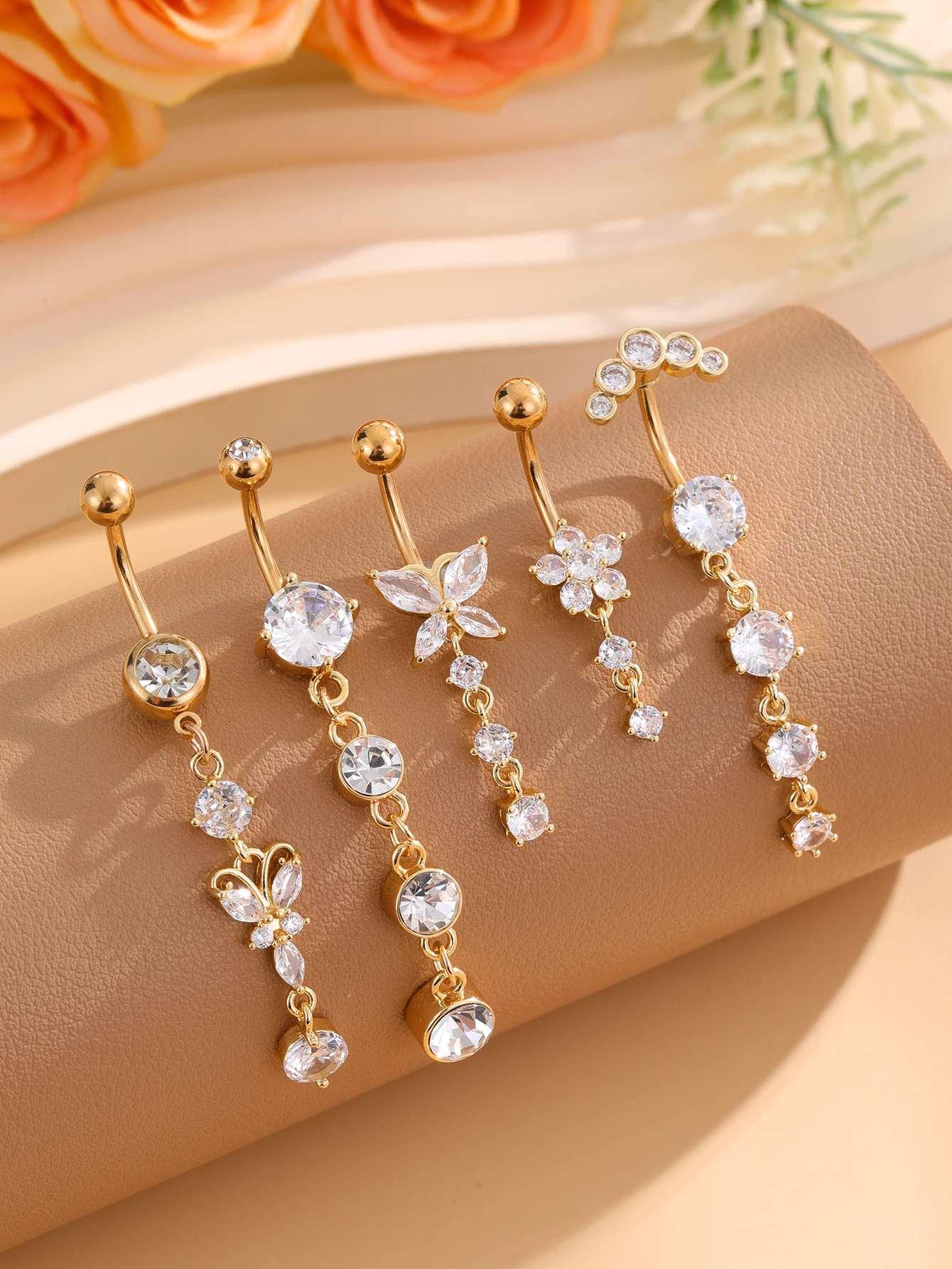 5-teiliges Set Goldfarbene Bauchnabelringe mit Herz- und Blumenanhängern, Edelstahl-Bauchpiercings mit Schleife, Gebogene Nombril-Ombligo-Ringe
