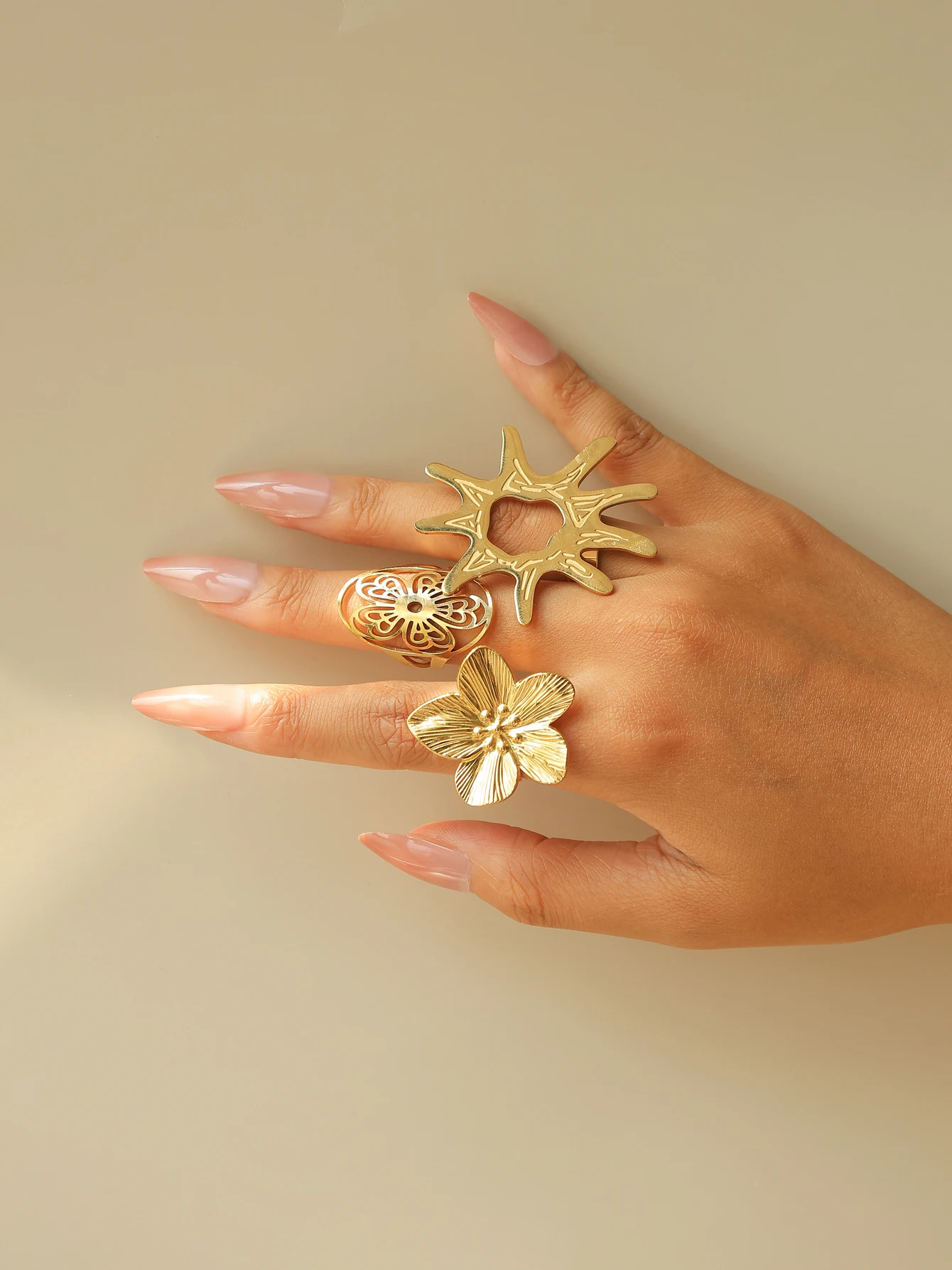 A golden retro autumn temperament palace style fashion exquisite design female hollow flower ring dating holiday party gathering