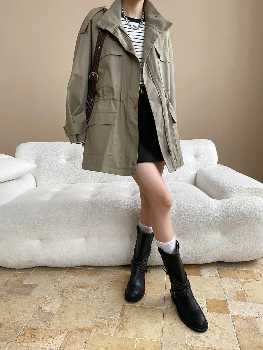 Damski khaki płaszcz trencz cargo oversize z kołnierzem stójką, 4 kieszenie, casualowy.