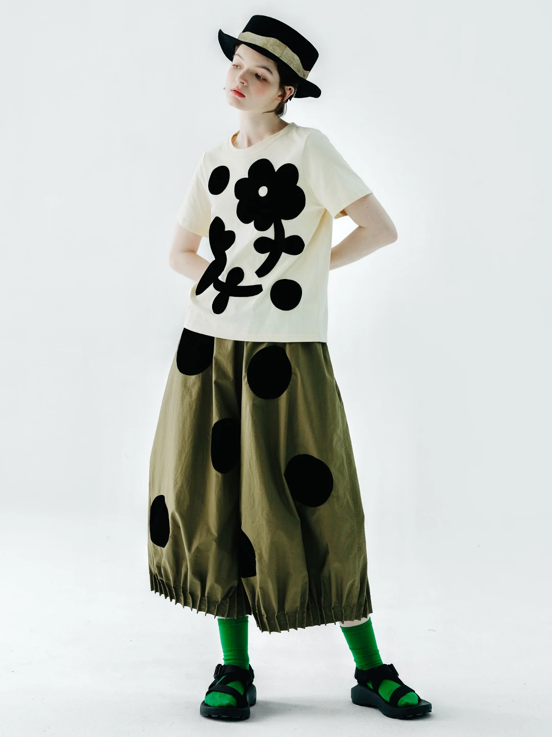 スタイリッシュなミリタリーグリーンの水玉模様のカフスパンツ、快適なコットン生地、毎日のカジュアルな集まりに不可欠、リリース 234131