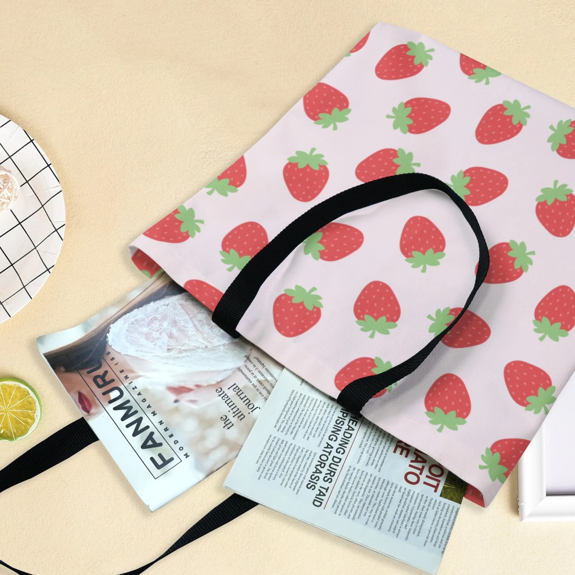 حقيبة يد قماشية متينة بطباعة فراولة للنساء حقيبة كتف مطبوعة باللون الوردي ذات سعة كبيرة حقيبة يد كاجوال قابلة لإعادة الاستخدام للسفر