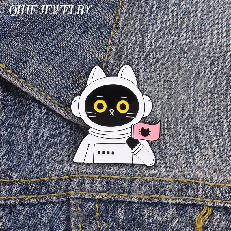 Cartoon Raum Astronaut Katze Brosche Emaille Pins Nette Astronaut Katze Halten Katze Flagge Broschen Taschen Revers Abzeichen Schmuck Freund Geschenk