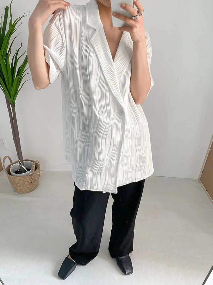 [EAM] Women White Pleated Elegant Big Size Blouse New Lapel Short Sleeve Loose Fit Shirt Fashion Tide Spring Summer 2024 1DF0381