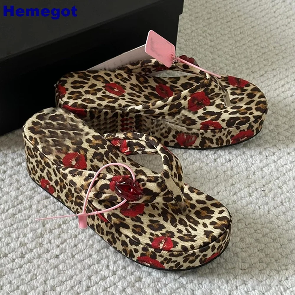 

Leopard Print Red Lips Flip Flops 2024 Summer New Outdoor Casual Thick Sole Beach Vacation Slipper Fashion Ladies Slip-On Slides