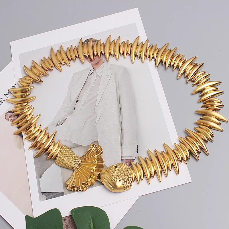 Nuevos cinturones de diseñador para mujer, marcas de lujo de alta calidad, cinturón elástico dorado para mujer, pretina para vestido de Metal con forma de pez