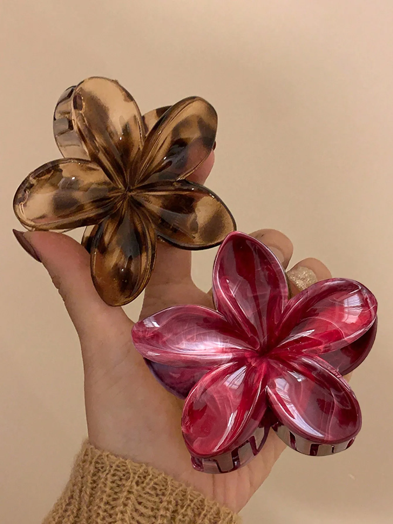 

2 шт. пластиковые заколки для волос в форме цветка, 8 см, красного и янтарного градиентного цвета.