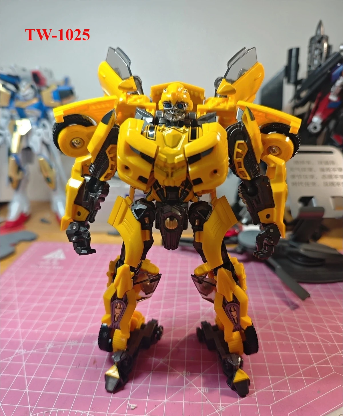 متوفر في المخزون TW1025B Dark Bee TW-1025 KO SS49 ألعاب التحول سيارة روبوت عمل أرقام الأوتوبوت نموذج جمع الأولاد هدية #4