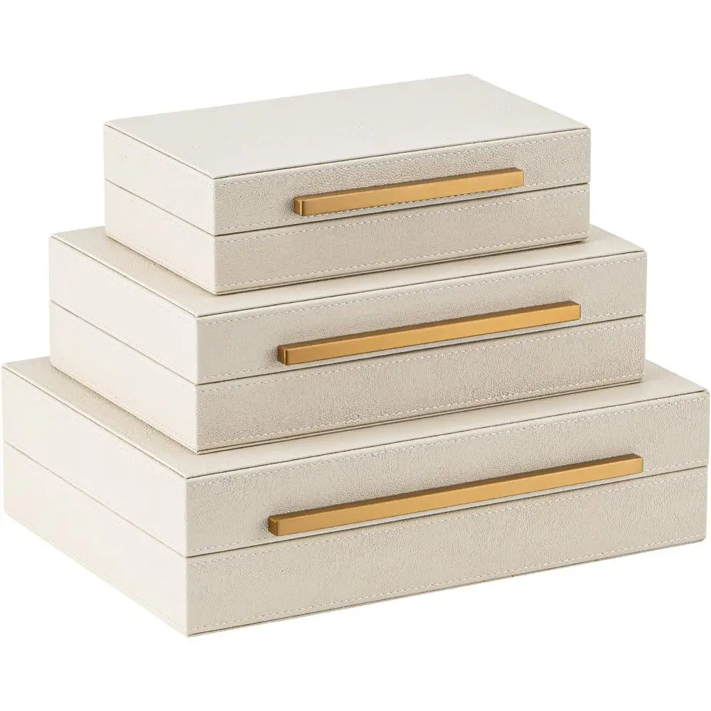 

Набор из 3-х декоративных коробок для хранения из искусственной кожи с крышками, бежевые, с золотистым декором, шероховатые, для организации пространства.