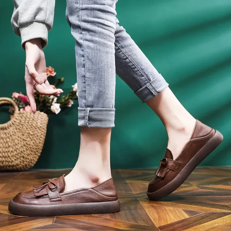 Mocasines Retro de cuero genuino hechos a mano para mujer, zapatos planos sin cordones, mocasines casuales de estilo universitario con borlas poco profundas, Primavera