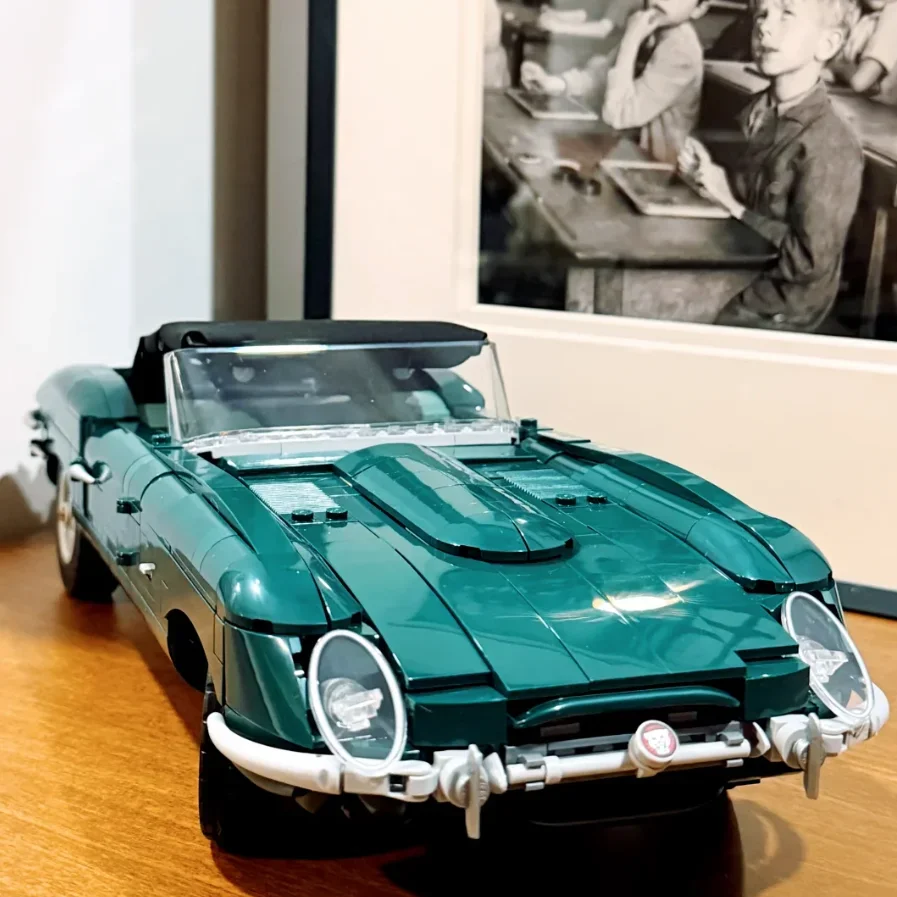 1673pcs Vintage Classic Convertible Sports Car Building Blocks Model, Retro Roadster Bricks Assembly Toy For Adult Collection