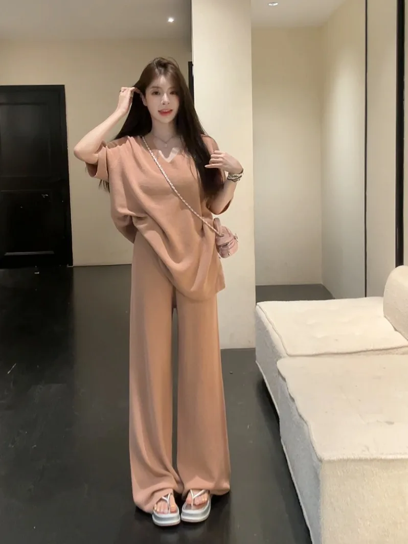 

Весенний повседневный комплект из двух предметов: футболка с V-образным вырезом и коротким рукавом, свободные брюки с широкими штанинами, комфортные и дышащие.