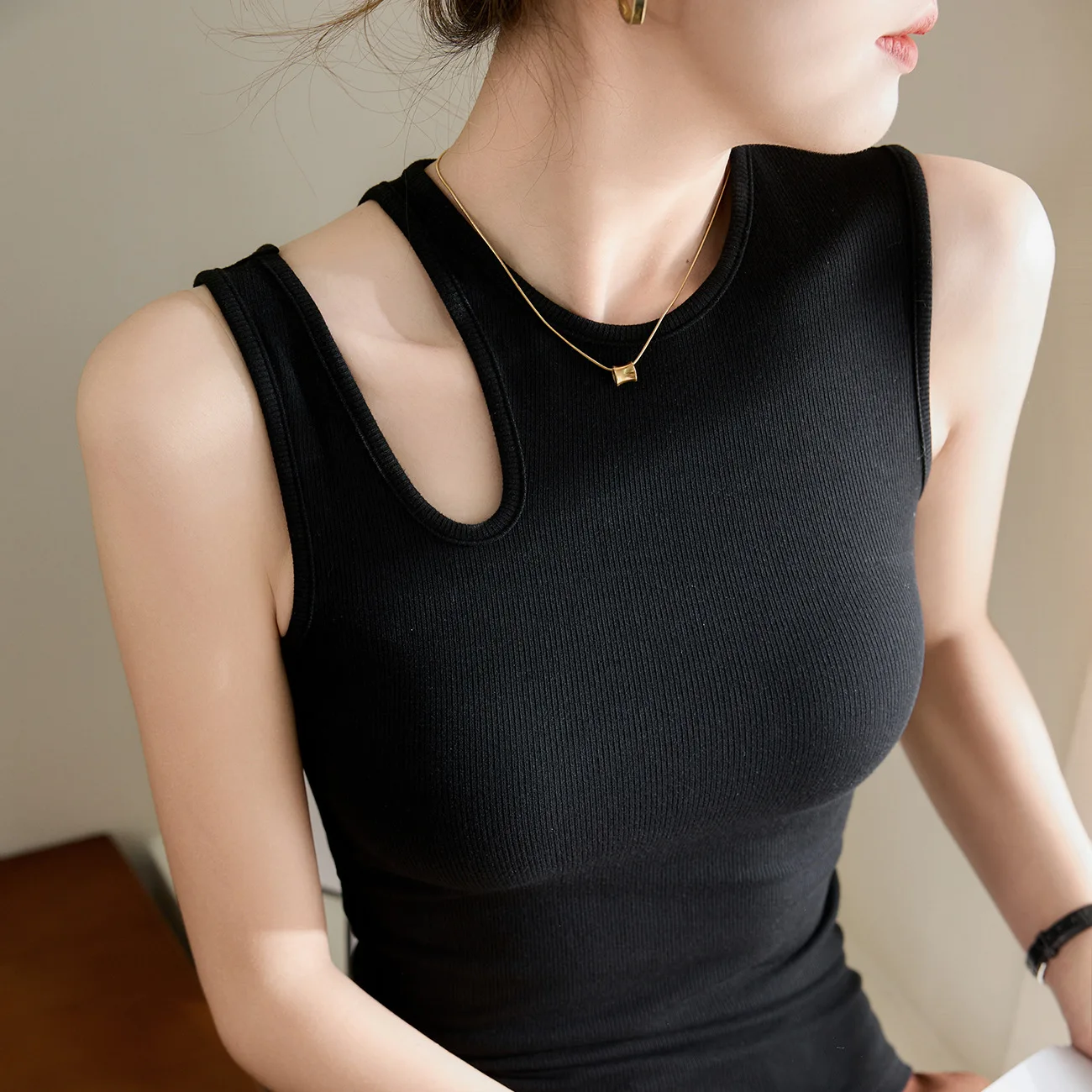 

Hollow Out Women Knitted Tank Top Summer Fall Slim Sweater Short Sleeveless Solid Spring Summer Sweaters Pullovers 2025