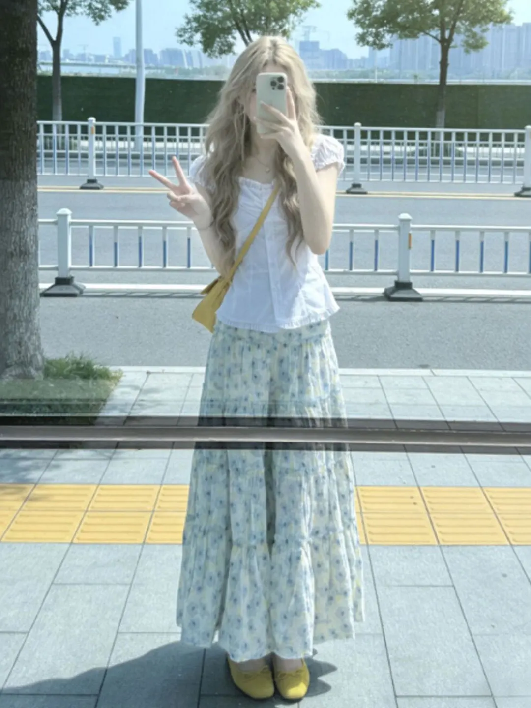 

Korean Style Gentle White Top Floral Skirt Two-Piece Set Summer 2026 Comfortable Short Sleeve V-Neck Button Closure Date Outfit