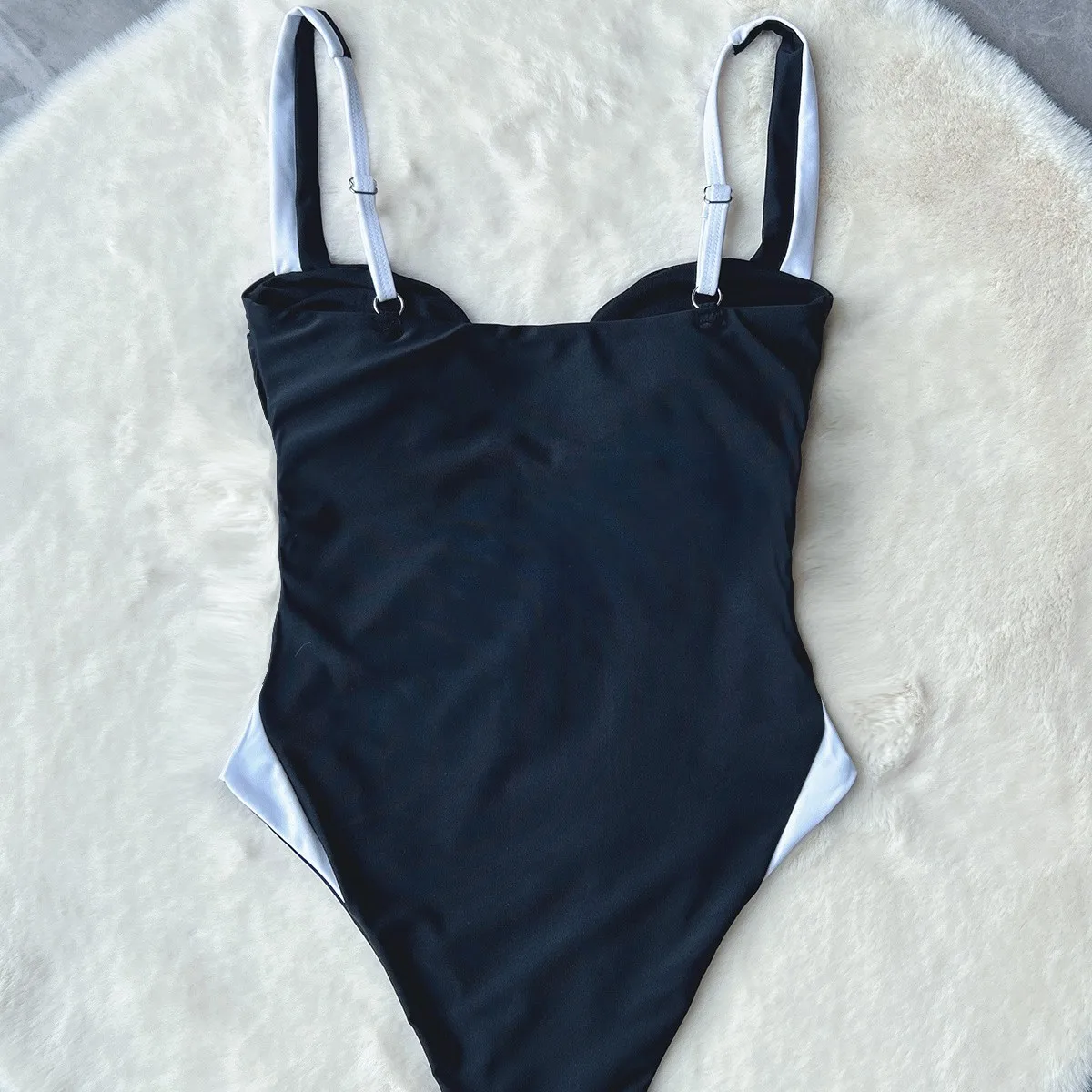 Nowy damski jednoczęściowy czarno-biały strój kąpielowy z głębokim dekoltem w kształcie litery V w stylu europejskim i amerykańskim na wakacje na plaży