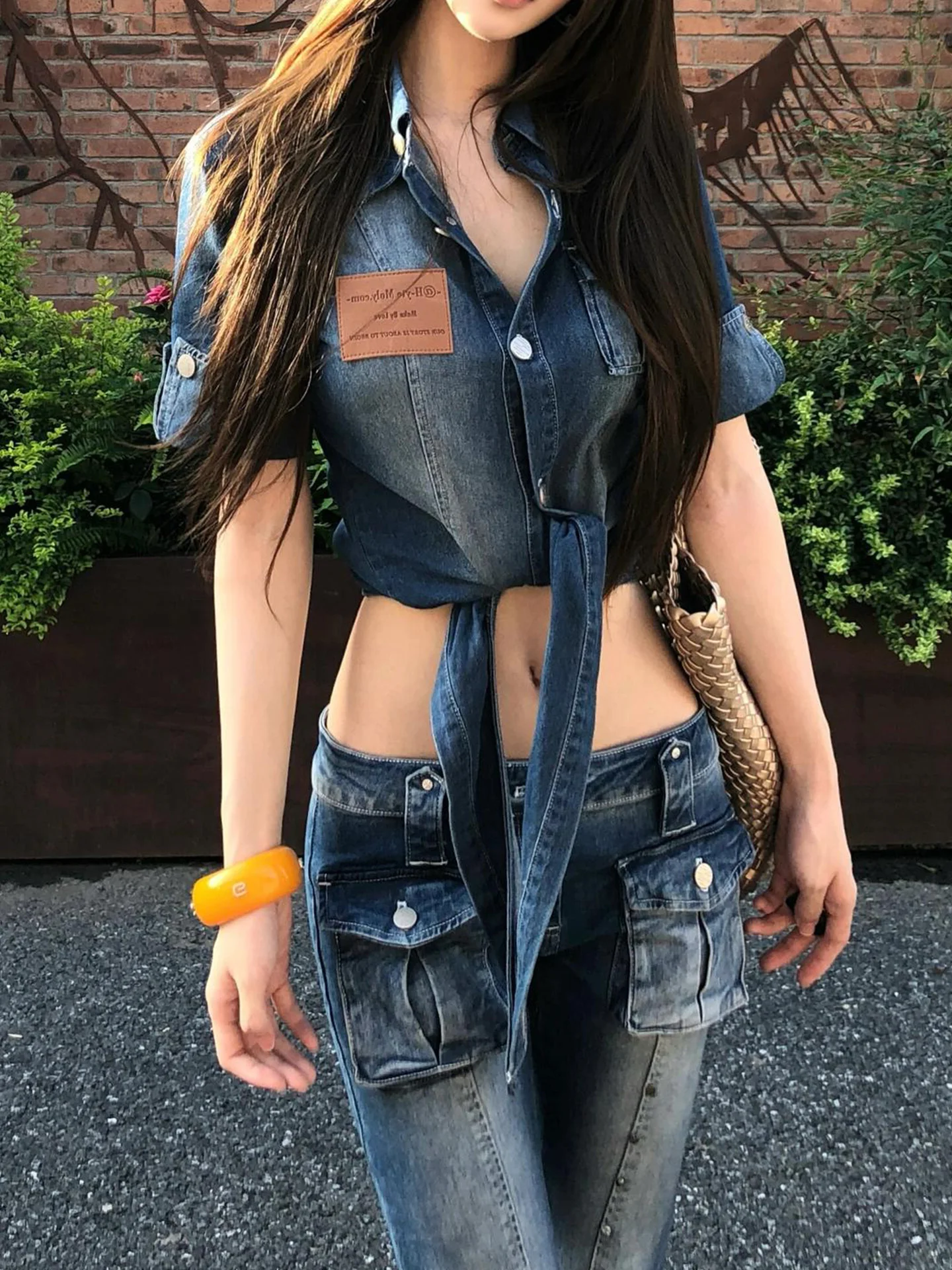 

Регулируемая женская летняя рубашка с коротким рукавом в американском стиле Hot Girl, джинсовый топ с V-образным вырезом, дышащий, из мягкой выстиранной синей ткани, укороченный, в стиле ковбойской моды