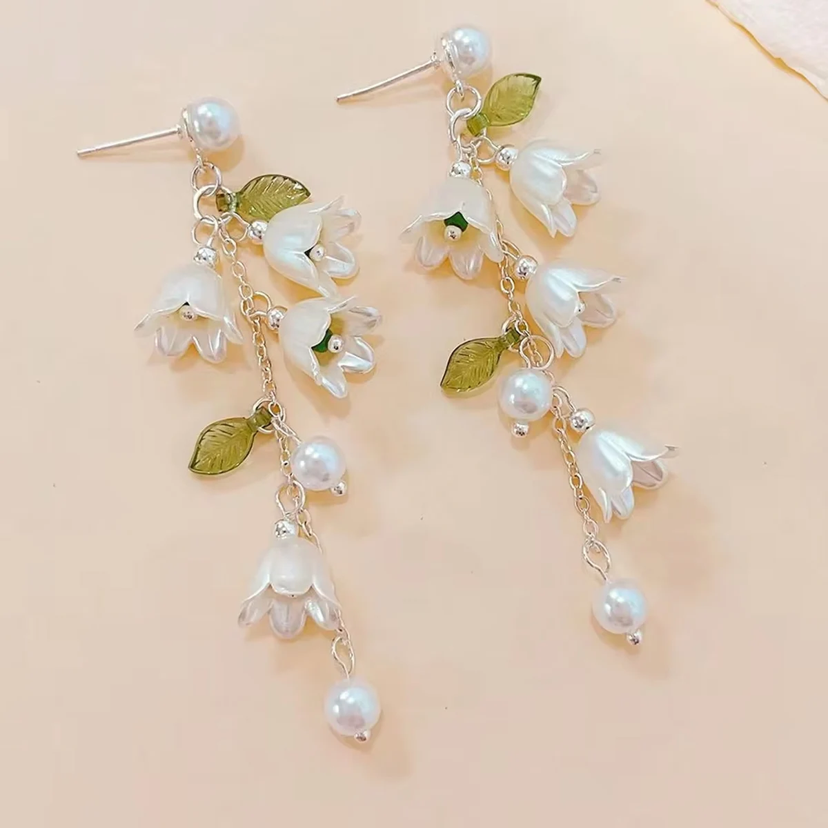 Brincos de gota de folhas verdes de tulipa branca para mulheres, brilho perolado, formato de flor, borla longa, brincos da moda y2k, romântico francês