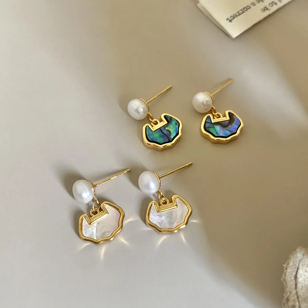 

Chinese Retro Style Copper Gold-plated Natural Fritillaria with Freshwater Pearl Safety Lock, Stylish and Elegant Women Earrings