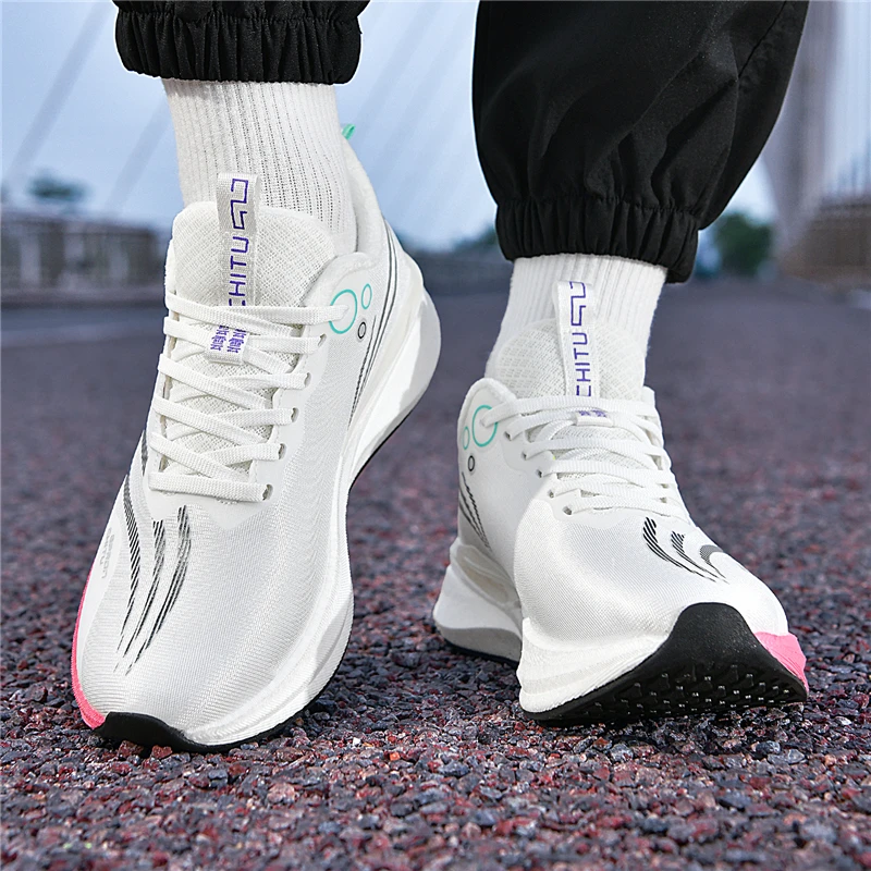 

Fashionable men's shock-absorbing carbon plate sports shoes, outdoor anti-slip jogging shoes. Suitable for hiking and trekking