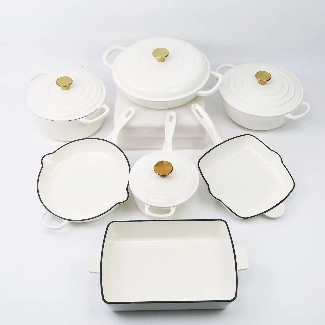 Classic multi-color cast iron cookware set, all metal clay pot baking and milk equipment