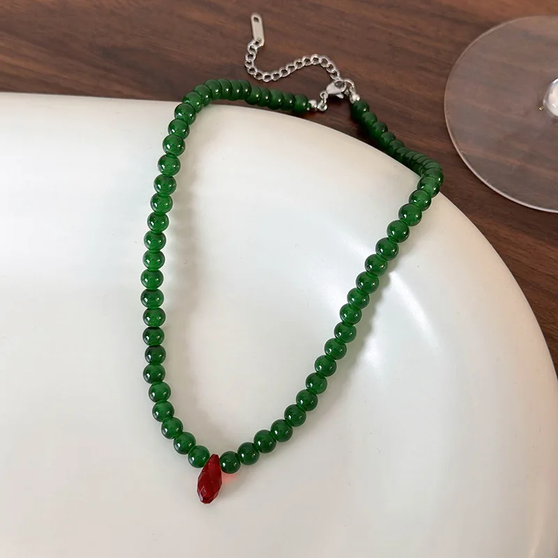 Vintage Green Beaded Necklace with Red Droplet Choker for a Fair-skinned Look，Chinese and Fashionable，Popular Among Netizens