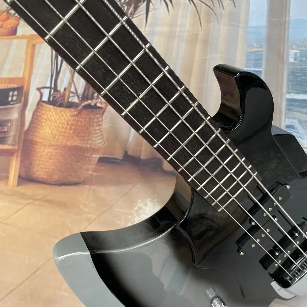 Zdjęcie 5: 4-strunowa gitara basowa elektryczna dla leworęcznych, z mahoniowym korpusem i srebrnym osprzętem, trwała i łatwa do gry gitara.