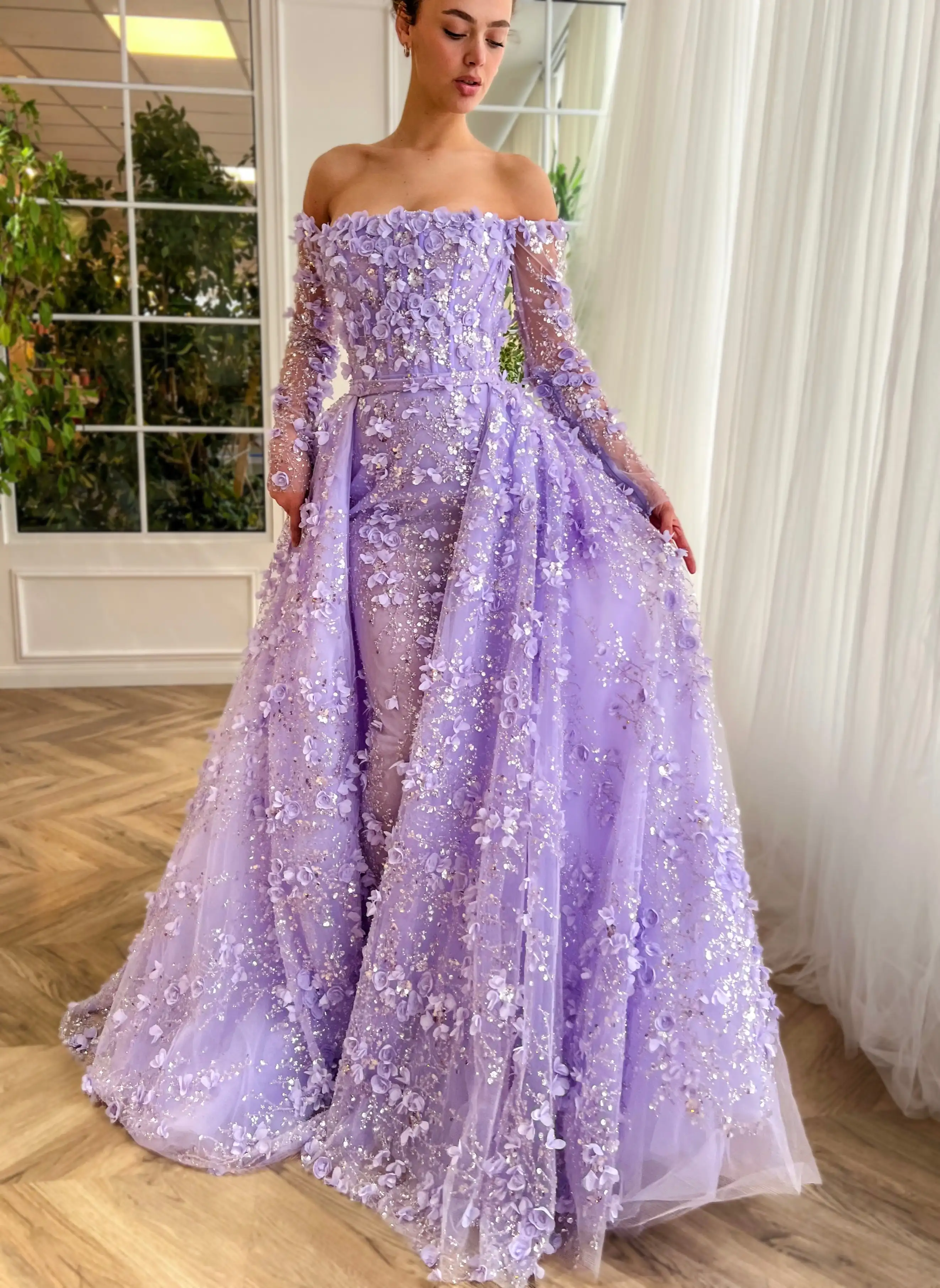 Sharon Said 3D-Blumen-Flieder-Luxus-Abendkleid aus Dubai mit Überrock in Flieder für arabische Frauen, Hochzeitsfeierkleid SS352, maßgeschneidert – Detail 9