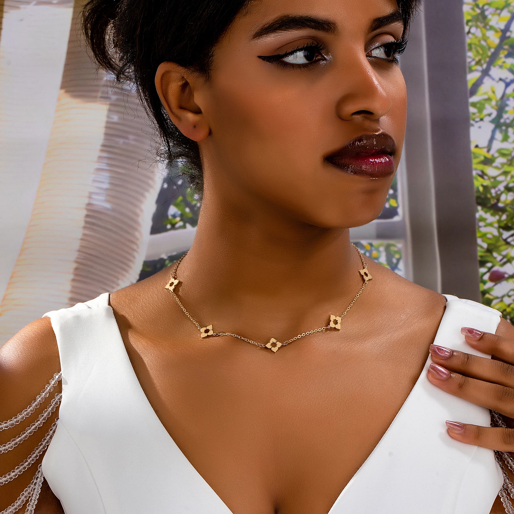 

Simple geometric love four-transformed five-flower necklace retro literary niche high-end clavicle chain travel jewelry