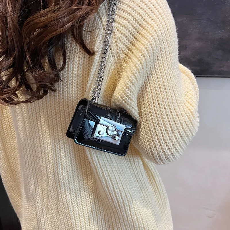 حقيبة يد نسائية موضة 2025 محفظة كتف نسائية سلسلة حقيبة نسائية صغيرة صيفية حقائب كروس للنساء مصمم أزياء فاخرة